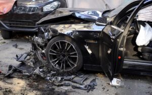 Picture of a car accident aftermath with a call to action that reads 'Are you looking for the best car accident lawyer near you? Follow our steps to choose the right auto'